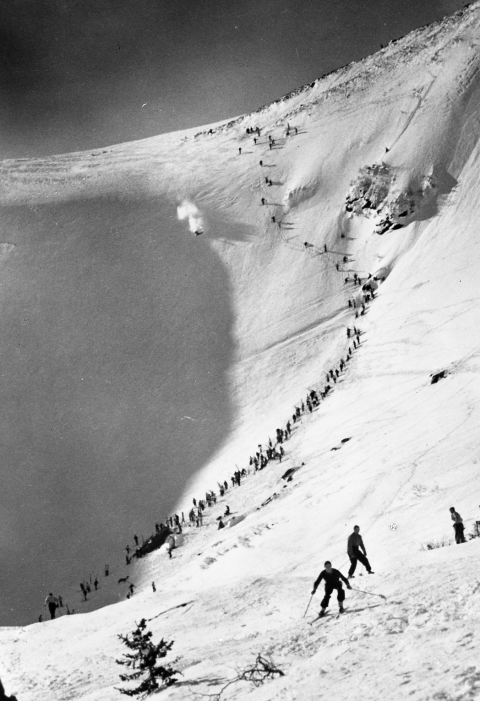 American Inferno race skiers from a distance in 1939