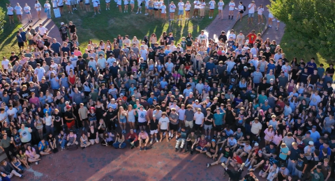 A large group of hundreds of Plymouth State University incoming class of 2030 students.
