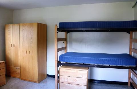Alternate bunk bed dorm room