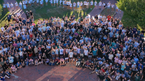 A large group of hundreds of Plymouth State University incoming class of 2030 students.